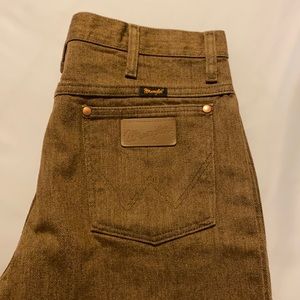 Men’s Wrangler boot cut jeans. Tan/Brown color. Gently used, great condition!